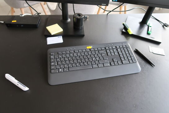 2 stk. computerskærme SAMSUNG F24T452FQR, dockingstation DELL, tastatur