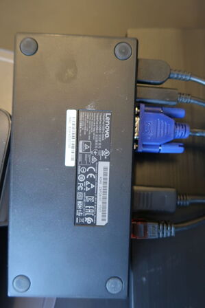 2 stk. computerskærme SAMSUNG S24E450, dockingstation LENOVO Thinkpad, tastatur