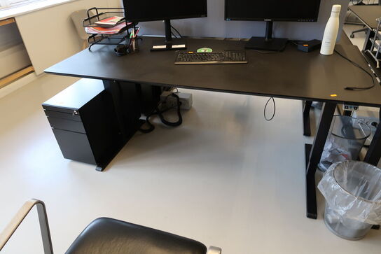 El. hæve/sænke skrivebord uden indhold med afskærmning samt skuffemodul