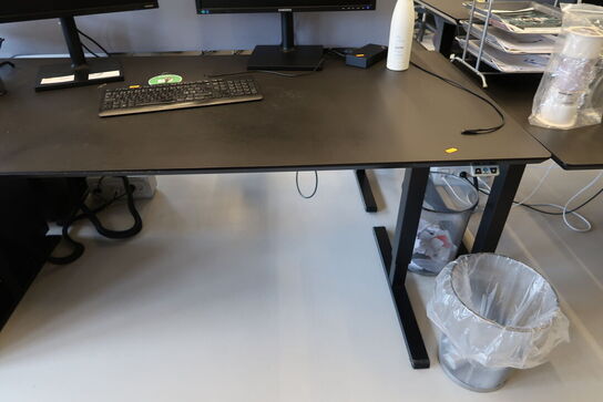 El. hæve/sænke skrivebord uden indhold med afskærmning samt skuffemodul