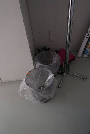 Stumtjener samt 2 stk. papirkurve