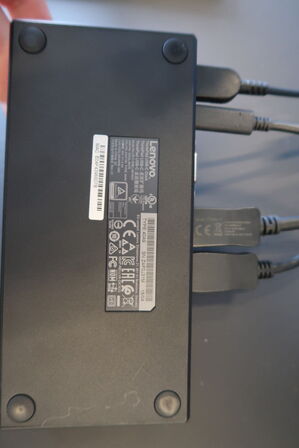 2 stk. computerskærme SAMSUNG S24E450, dockingstation LENOVO ThinkPad, tastatur, mus