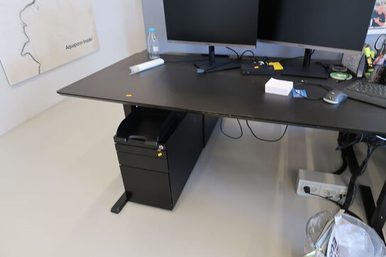 El. hæve/sænke skrivebord uden indhold med afskærmning samt skuffemodul