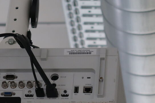 Projektor NEC PA672W