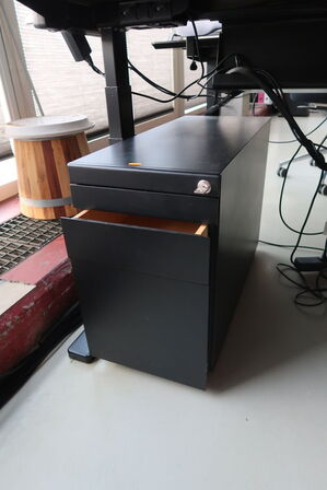 El. hæve/sænke skrivebord uden indhold samt skuffemodul