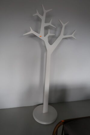 Stumtjener SWEDESE TREE af Michael Young/Katrin Olina