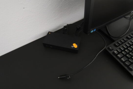 Computerskærm SAMSUNG S24E450, dockingstation LENOVO Thinkpad, tastatur, mus