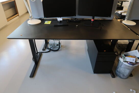 El. hæve/sænke skrivebord uden indhold med afskærmning samt skuffemodul