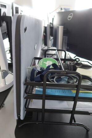 El. hæve/sænke skrivebord uden indhold med afskærmning samt skuffemodul