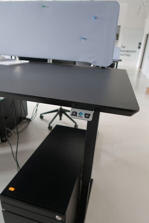 El. hæve/sænke skrivebord uden indhold med afskærmning samt skuffemodul