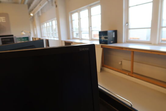 2 stk. computerskærme SAMSUNG S24E450, dockingstation LENOVO Thinkpad, tastatur, mus