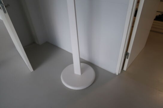 Stumtjener SWEDESE TREE af Michael Young/Katrin Olina samt whiteboard