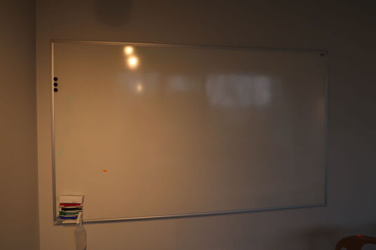 Whiteboard samt papirkurv