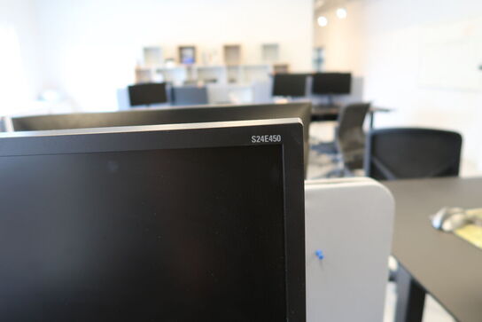 2 stk. computerskærme SAMSUNG S24E450 m.fl. tastatur, dockingstation LENOVO