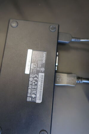 Computerskærm SAMSUNG S24E450, dockingstation LENOVO Thinkpad, tastatur, rollermouse