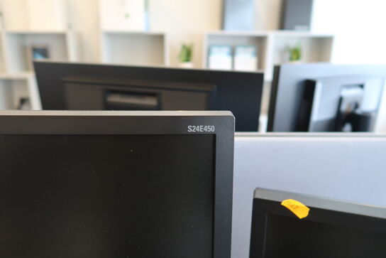 2 stk. computerskærme SAMSUNG S24E450, dockingstation LENOVO ThinkPad, tastatur