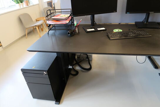 El. hæve/sænke skrivebord uden indhold med afskærmning samt skuffemodul