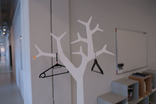 Stumtjener SWEDESE TREE af Michael Young/Katrin Olina