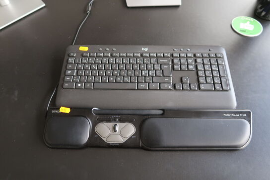 2 stk. computerskærme DELL P2422H, tastatur, rollermouse