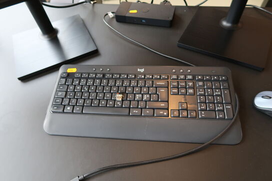 2 stk. computerskærme SAMSUNG F24T450FQR, dockingstation DELL, tastatur, mus