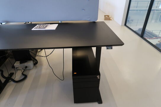 El. hæve/sænke skrivebord uden indhold med afskærmning samt skuffemodul