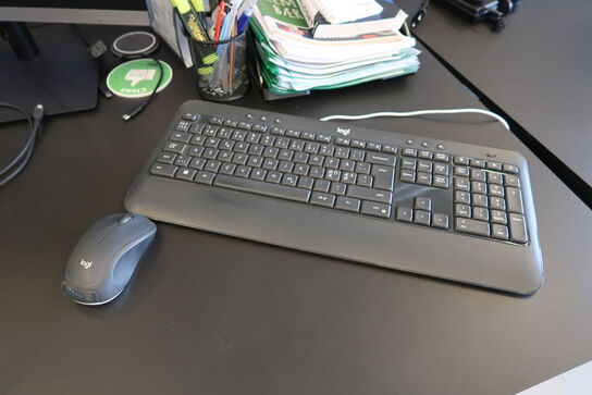 2 stk. computerskærme SAMSUNG S24R650FDU, dockingstation LENOVO Thinkpad, tastatur, mus