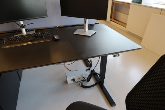 El. hæve/sænke skrivebord uden indhold med afskærmning samt skuffemodul