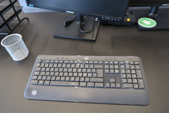 2 stk. computerskærme SAMSUNG S23C450, dockingstation DELL, tastatur