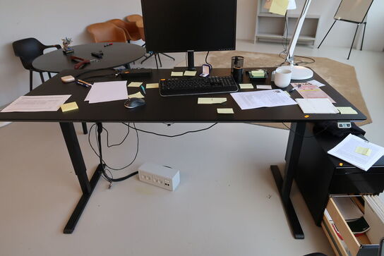 El. hæve/sænke skrivebord uden indhold samt skuffemodul