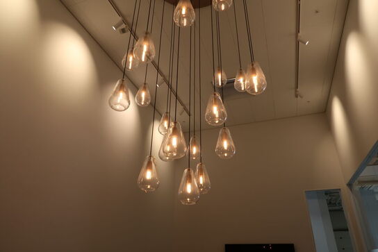 Lysekrone NUURA ANOLI med 19 stk. pendler