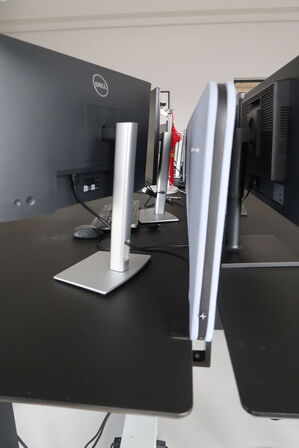 El. hæve/sænke skrivebord uden indhold med afskærmning samt skuffemodul