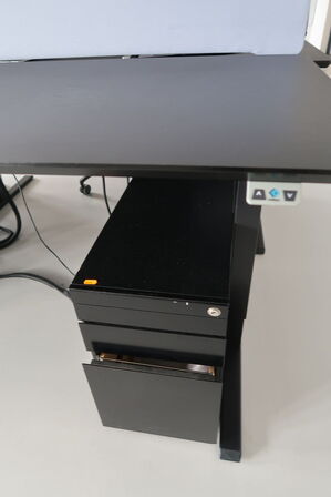 El. hæve/sænke skrivebord uden indhold med skuffemodul