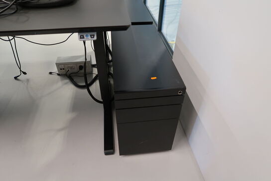 El. hæve/sænke skrivebord uden indhold med afskærmning samt skuffemodul