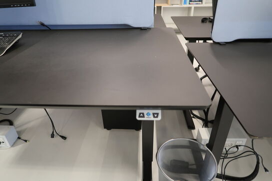 El. hæve/sænke skrivebord uden indhold med afskærmning samt skuffemodul