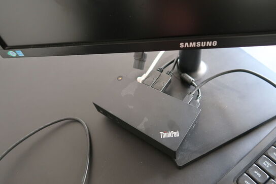 2 stk. computerskærme SAMSUNG S24E450B, dockingstation LENOVO Thinkpad, tastatur og mus