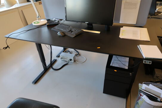 El. hæve/sænke skrivebord uden indhold med afskærmning samt skuffemodul