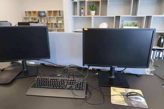 2 stk. computerskærme SAMSUNG S24E450, dockingstation LENOVO ThinkPad, tastatur, mus