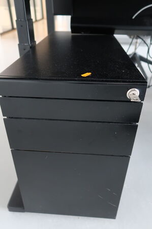 El. hæve/sænke skrivebord uden indhold med afskærmning samt skuffemodul