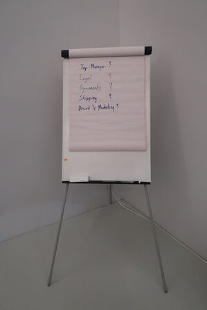 Whiteboard samt papirkurv