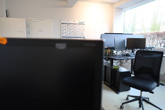 2 stk. computerskærme SAMSUNG S24E450, tastatur, mus