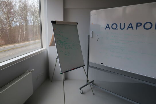 Reolsystem MUUTO Stacked uden indhold samt 2 stk. whiteboard
