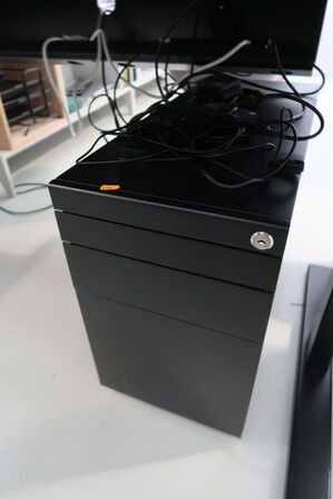 El. hæve/sænke skrivebord uden indhold med afskærmning samt skuffemodul