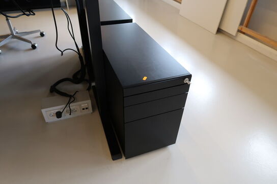 El. hæve/sænke skrivebord uden indhold med afskærmning samt skuffemodul