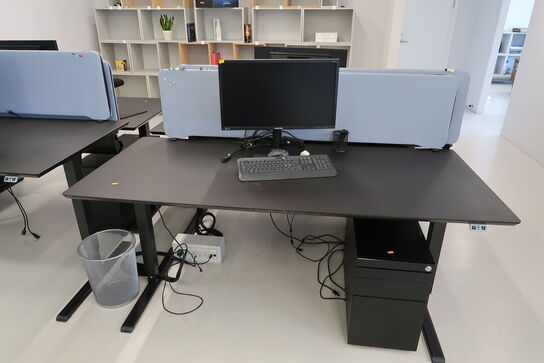 El. hæve/sænke skrivebord uden indhold med afskærmning samt skuffemodul