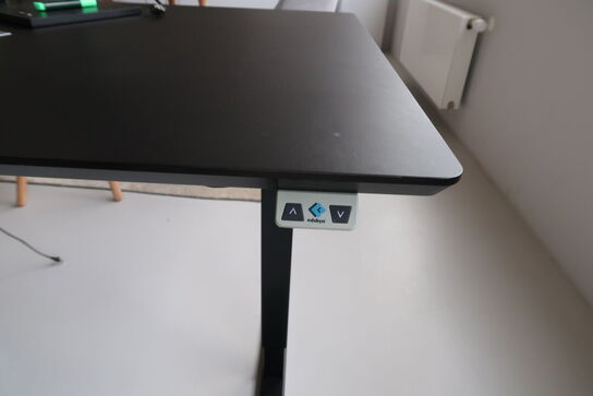 El. hæve/sænke skrivebord uden indhold samt skuffemodul