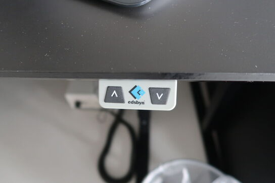 El. hæve/sænke skrivebord uden indhold med afskærmning samt skuffemodul