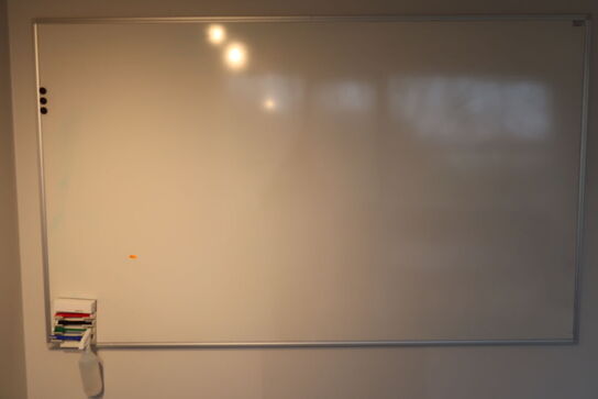 Whiteboard samt papirkurv