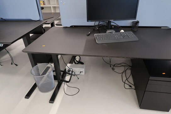 El. hæve/sænke skrivebord uden indhold med afskærmning samt skuffemodul