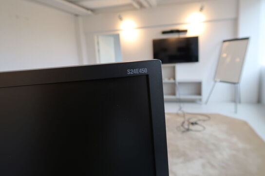 Computerskærm SAMSUNG S24E450, dockingstation DELL, tastatur, webcam