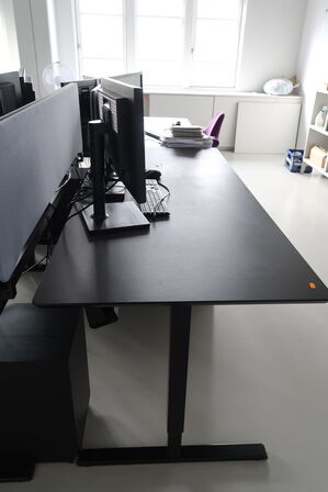 El. hæve/sænke skrivebord uden indhold med skuffemodul